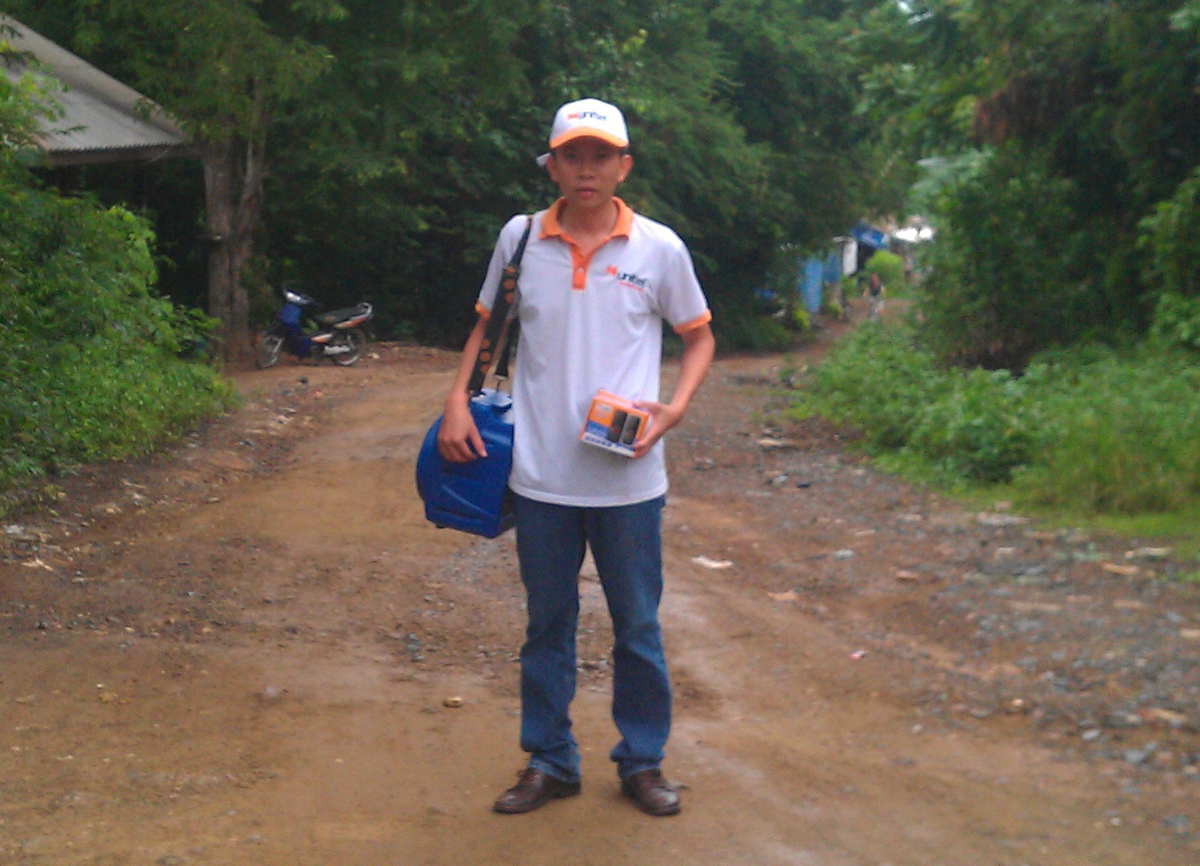 ‘Giam doc nghin ty’ di ban sim so dao hinh anh