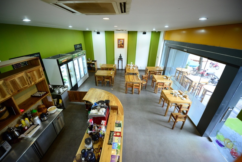 Quán cơm chay của Chủ tịch VNDIRECT khá nhỏ nhưng giúp bà Hương truyền bá lối sống mà . Ảnh: Tuấn Mark.