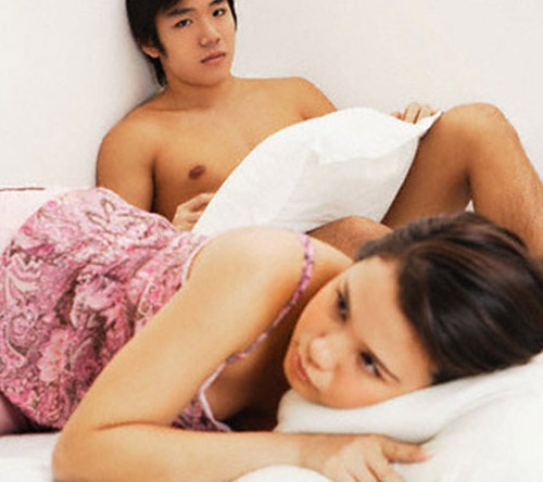 Qua chan vi vo cu len giuong la hon gian, tra khao chong hinh anh