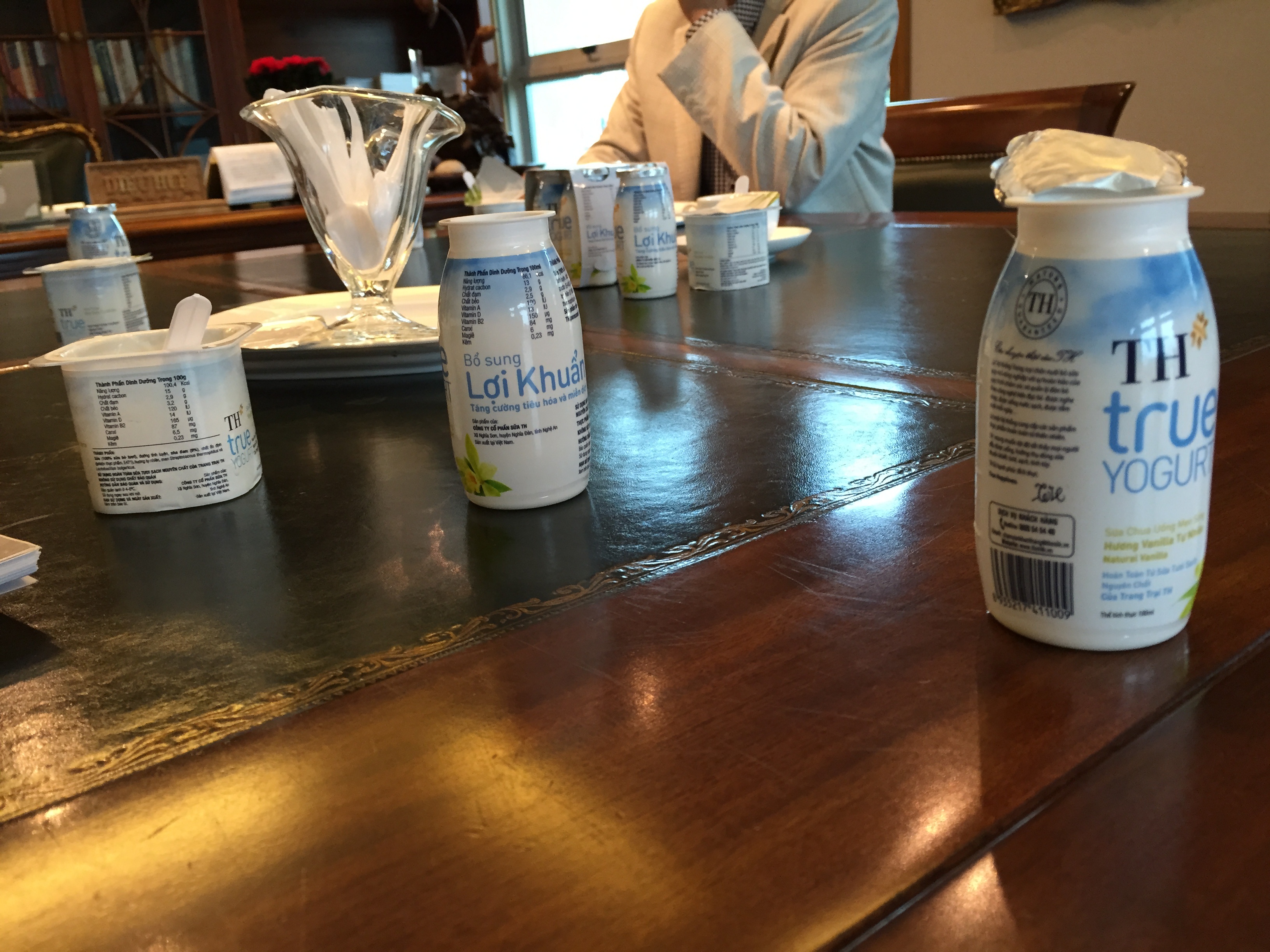 Đồ uống trong buổi trò chuyện với các nhà báo là sữa.   Ảnh: H.L