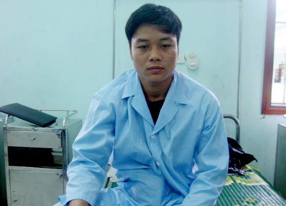 Anh Đinh Minh Đàn chỉ bị xây xước nhẹ chân tay sau vụ sập giàn giáo thủy lực. Ảnh: Văn Được.