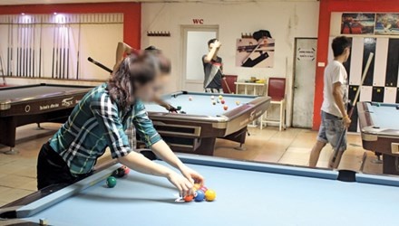 Nguyễn Thị Hoài đang làm thêm ở quán bi-a lấy tiền trả nợ cho tiệm cầm đồ.