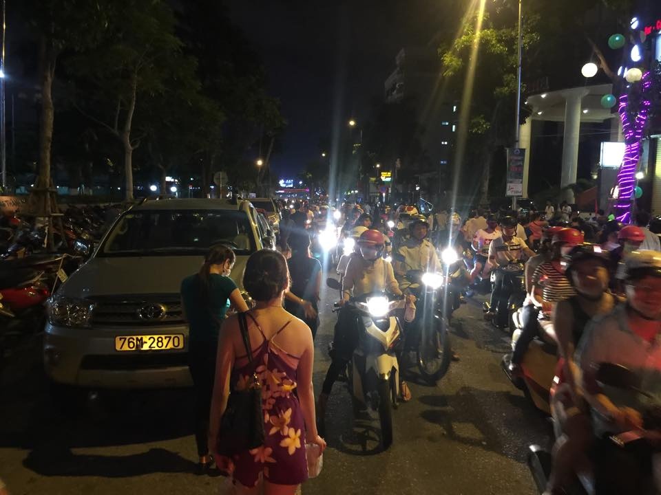 Du khach xem phao hoa xa rac ngap pho hinh anh