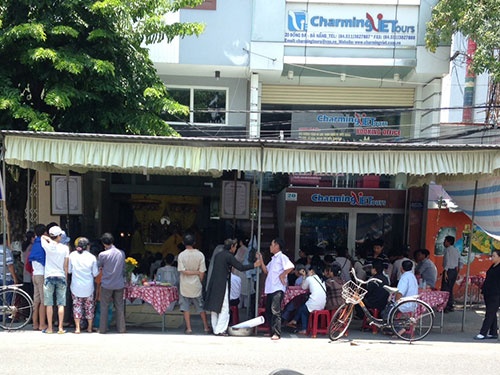 Nhiều người đến chia buồn với gia đình nạn nhân Nguyễn Chí Hoàng Anh sau vụ tai nạn thảm khốc.