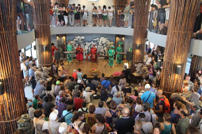 Khách xem biểu diễn nghệ thuật - Ảnh: Nhà VN