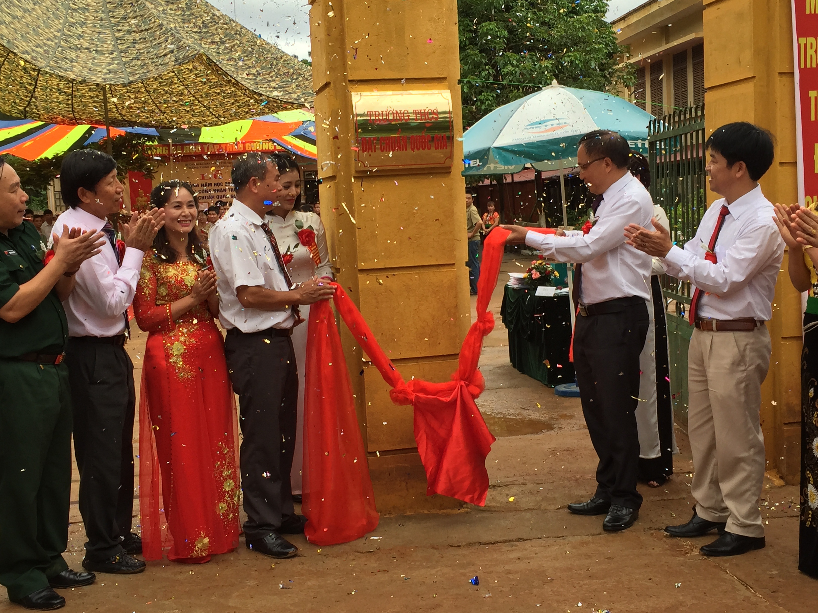 Lễ gắn biển trường đạt chuẩn quốc gia cho THCS Hua La.  