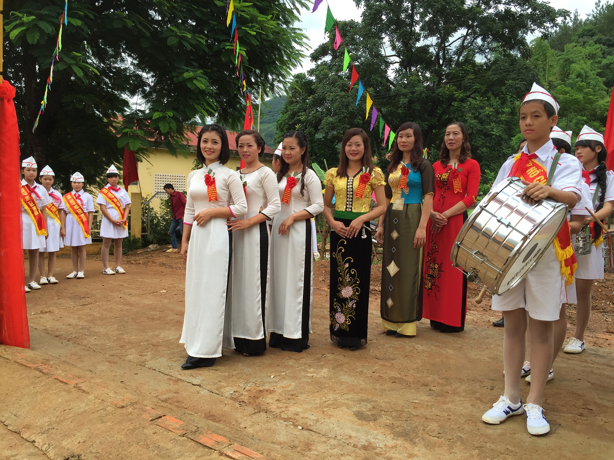 Thầy cô vào học sinh vui vẻ