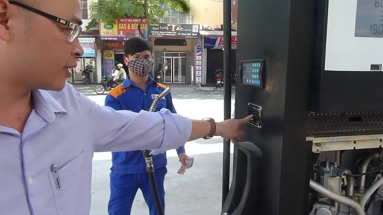 Việc xác định cây xăng có gian lận hay không cần sự kiểm nghiệm độc lập với bình đo tiêu chuẩn. Ảnh: Tá Lâm.