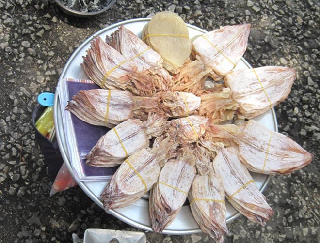 Muc mini duoc rao ban gia 2.000 dong/con hinh anh