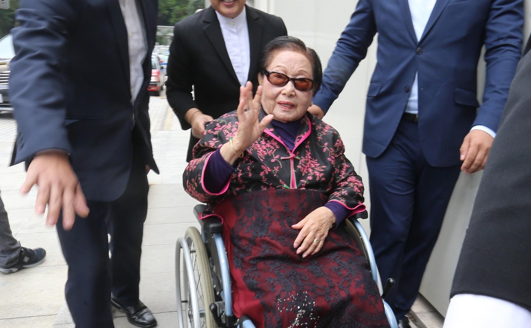 Cuoc chien tranh gianh tai san giua nu ty phu 99 tuoi va cac con hinh anh