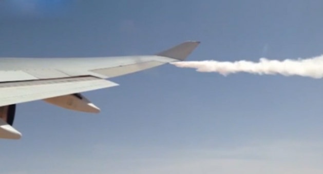 Du khach hoang hon vi may bay xa nhien lieu giua troi hinh anh