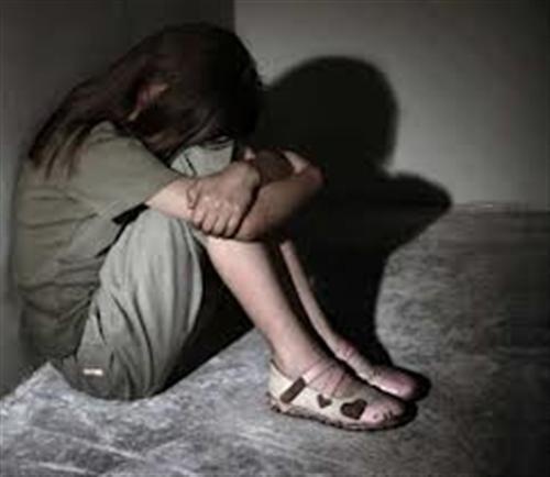 An Do truy lung ke cuong dam be gai tren tau hoa hinh anh