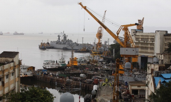 Quan cang Mumbai la noi am anh voi chien ham An Do hinh anh