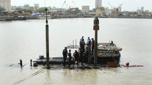 Can canh truc vot tau ngam An Do hinh anh