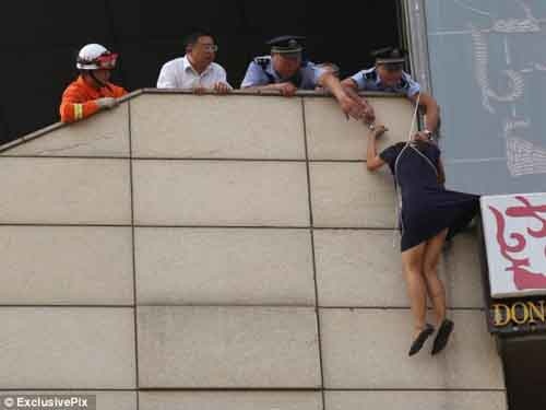 Canh sat khoa tay minh vao tay co gai muon tu tu hinh anh