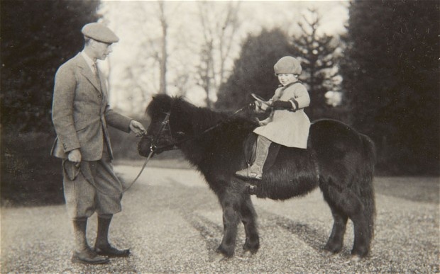 Thoi tho au cua Nu hoang Anh ben giong ngua lun hinh anh