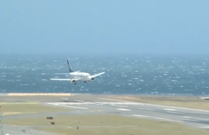 Nhung cu ha canh thot tim tai san bay cua New Zealand hinh anh