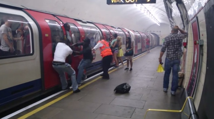 Tau cao toc boc khoi, hanh khach hoang hoan hinh anh