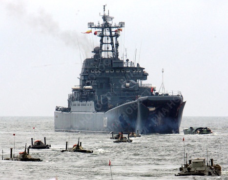 Can canh 2 tau do bo cua Nga ap sat Syria hinh anh