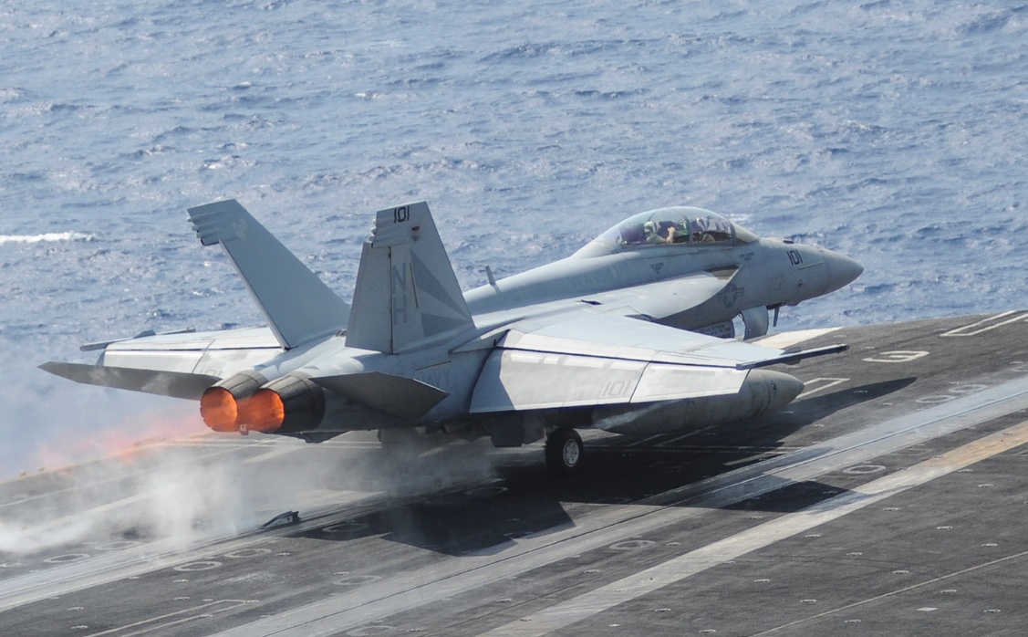 Nhung phi co tren tau san bay My gan Syria hinh anh