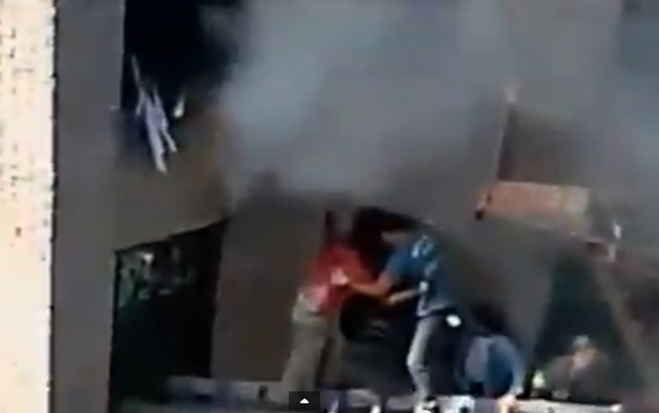 Dung thang cuu hang xom mac ket trong hoa hoan hinh anh