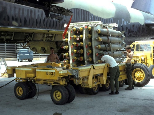 Bom nguyen tu suyt nhan chim nuoc My hinh anh