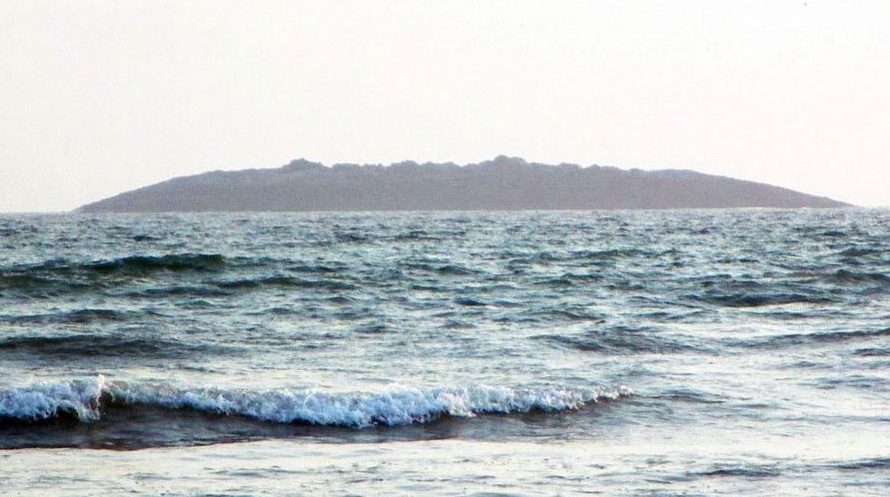 Hon dao moi noi sau dong dat la do nui lua bun hinh anh