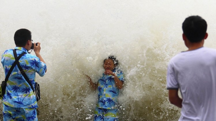 The gioi theo sat con bao so 10 sap do bo Viet Nam hinh anh