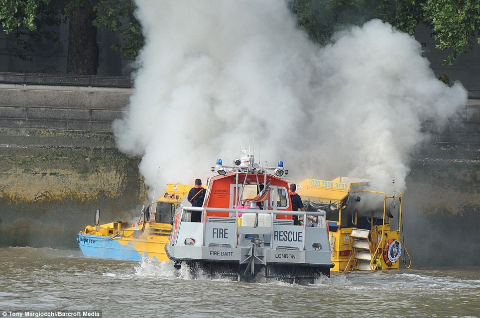 Canh hanh khach mac ao phao thoat than khoi tau chay o Anh hinh anh