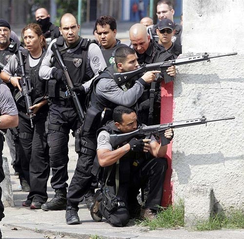 10 canh sat bi buoc toi tra tan, giet nguoi va thu tieu xac hinh anh