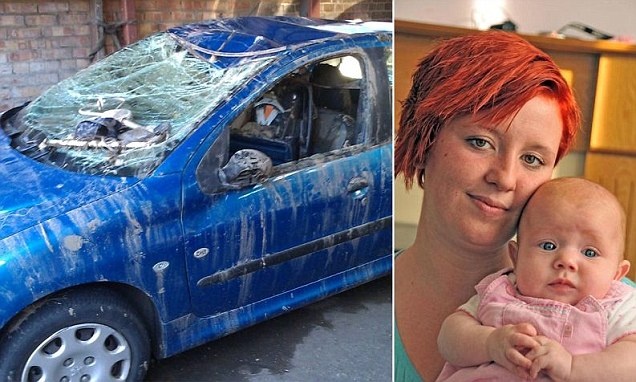 Be gai song sot ky dieu trong xe hoi chim duoi nuoc hinh anh