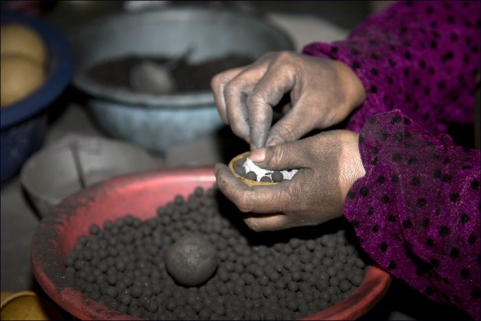 Xuong san xuat phao ‘gion mat tu than’ o Trung Quoc hinh anh