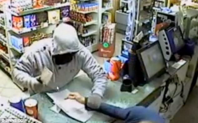 Ba lao cam dao chong hai ten cuop hinh anh