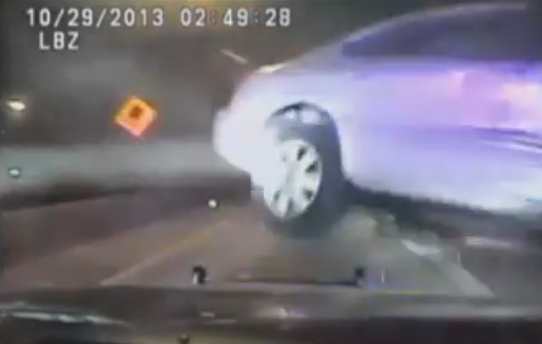 Lai xe say ruou to lai truoc man truy duoi cua canh sat hinh anh