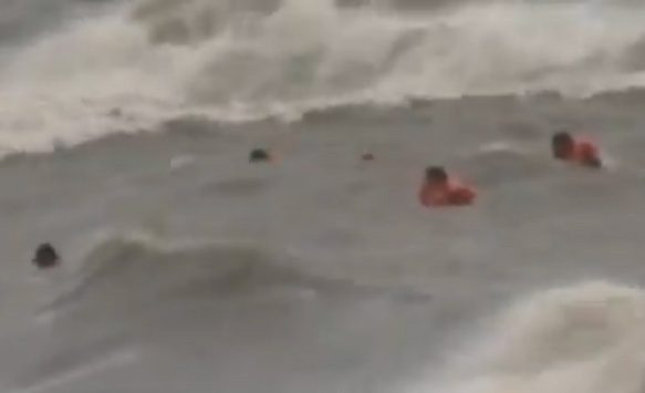 Vat lon giu mang trong sieu bao manh nhat lich su hinh anh