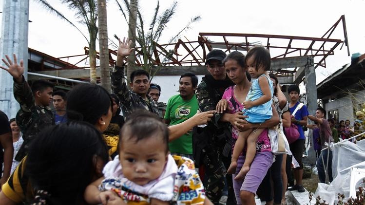 2.400 hanh khach mac ket vi ap thap nhiet doi moi hinh anh