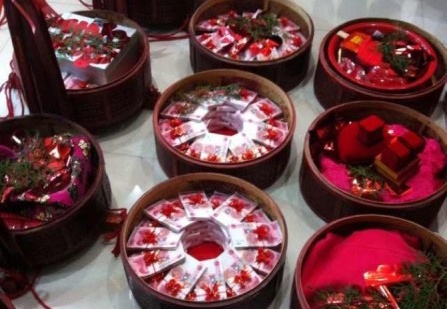 Thue nguoi ganh tien de cuoi vo hinh anh