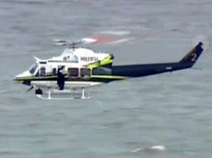 Hanh khach bong dung roi khoi may bay, nga nhao xuong bien hinh anh