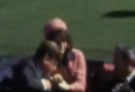 Khoanh khac tong thong Kennedy trung dan hinh anh