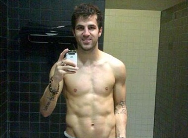 Tien ve Fabregas khoe anh nong trong nha tam hinh anh