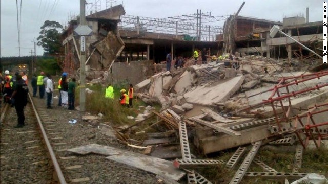 Sap trung tam thuong mai, 50 nguoi ket duoi dong do nat hinh anh