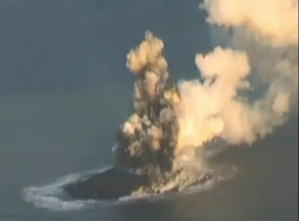 Nui lua ngam thuc giac, 'de' ra dao moi giua bien hinh anh