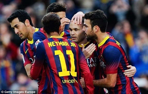 HLV Barcelona dua hoc tro len may sau con mua ban thang hinh anh