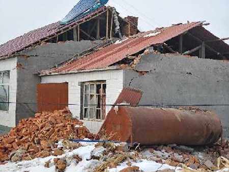 Thanh pho hung 3 tran dong dat trong chua day mot ngay hinh anh