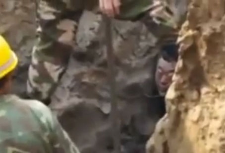 Giai cuu nguoi dan ong suyt bi chon song hinh anh