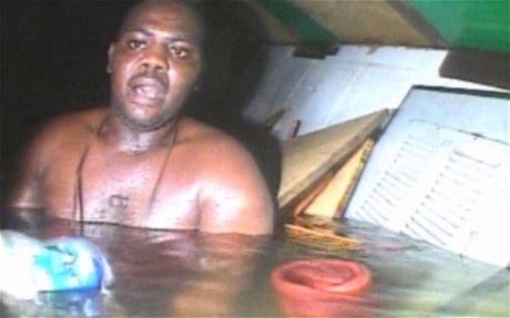 Tim thay nguoi song trong xac tau dam 3 ngay hinh anh