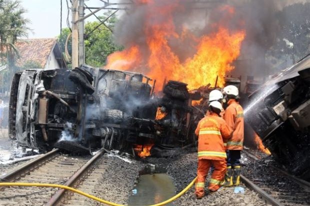 Tau hoa tong xe cho dau, lua chay ngun ngut hinh anh