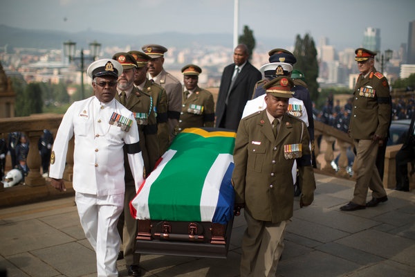 Ruoc linh cuu co tong thong Mandela ve thu do Pretoria hinh anh