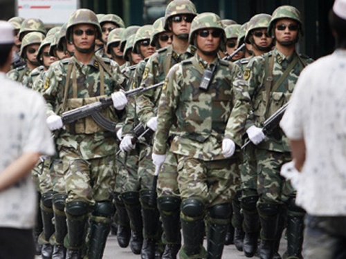 Bao dong o Tan Cuong, 16 nguoi chet hinh anh