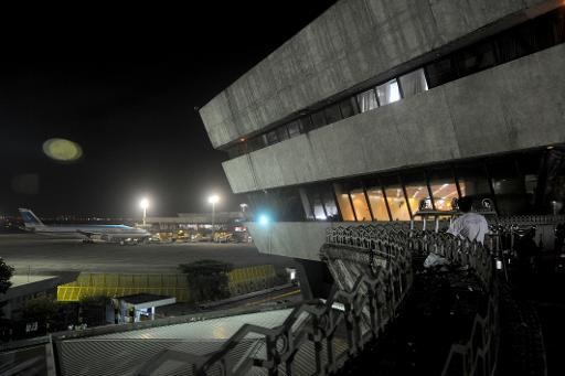 Vo chong thi truong tu nan trong vu xa sung o san bay Manila hinh anh